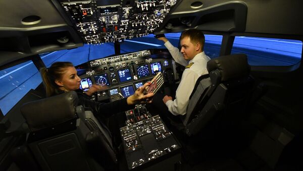 طياران خلال التدريبات على متن طائرة بوينغ-737 من شركة دريم آيرو - سبوتنيك عربي