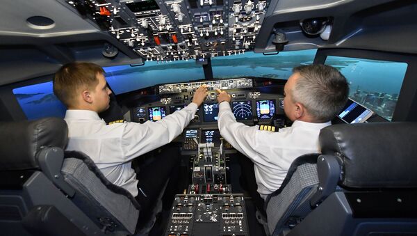 طياران خلال التدريبات على متن طائرة بوينغ-737 من شركة دريم آيرو - سبوتنيك عربي
