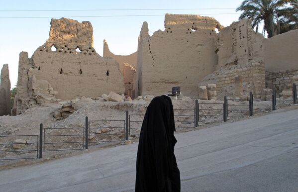 امرأة سعودية تسير في مدينة الدرعية ، شمال الرياض ، 6 يناير / كانون الثاني 2006. تأسست أول دولة سعودية في عام 1744 م (1157 هـ) عندما استقر الشيخ محمد بن عبد الوهاب في الدرعية. واستمرت هذه الدولة مدة خمسة وسبعين عاما. - سبوتنيك عربي