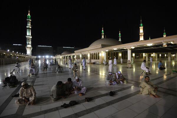 الحجاج القادمون لأداء مناسك الحج في مكة يؤدون الصلوات في المدينة - سبوتنيك عربي