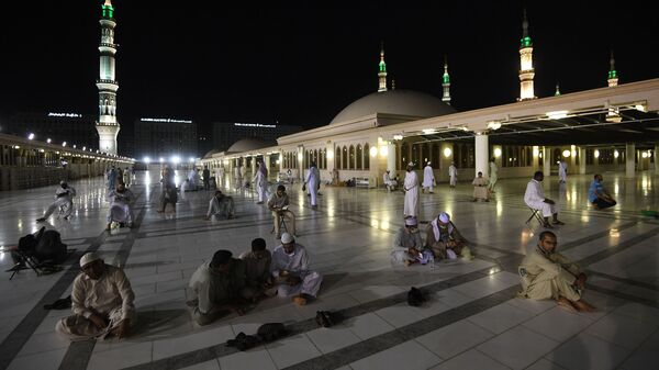 الحجاج القادمون لأداء مناسك الحج في مكة يؤدون الصلوات في المدينة - سبوتنيك عربي