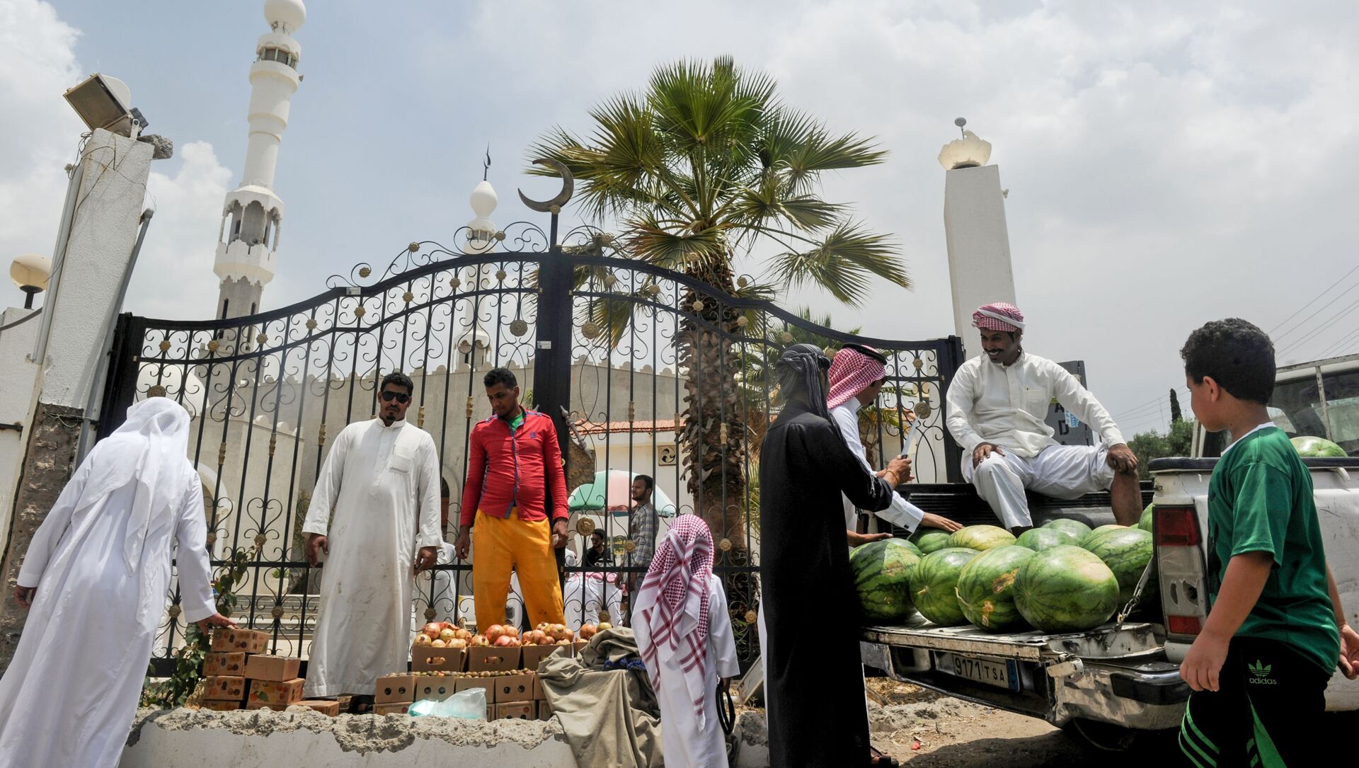 رجال يتبضعون في كشك للفواكه خارج مسجد في مدينة الطائف، السعودية في 28 يوليو/ تموز 2017 - سبوتنيك عربي, 1920, 17.10.2021
