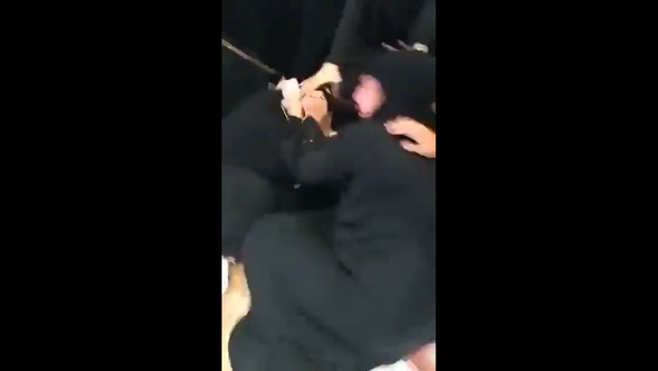 معركة شرسة وتبادل للكمات بين فتيات سعوديات في مركز تجاري - سبوتنيك عربي