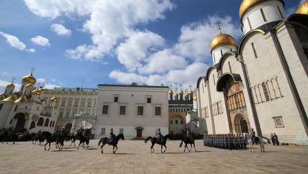 عرض للحرس الرئاسي على ساحة سابورنايا (ساحة الكتدرائية) داخل مجمع الكرملين في موسكو - سبوتنيك عربي