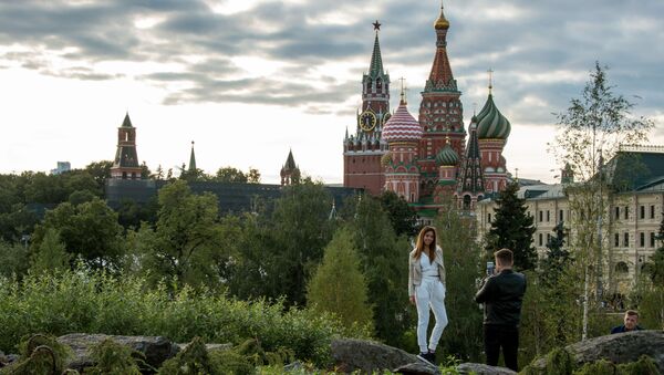 زائران يلتقطان الصور في حديقة زاريادي على خلفية الكرملين والساحة الحمراء في موسكو - سبوتنيك عربي