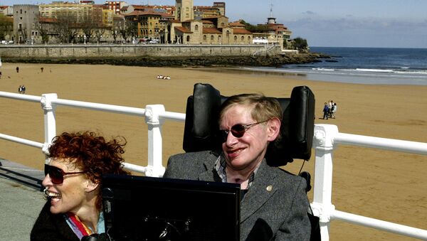 عالم الفيزياء البريطاني الشهير ستيفن هوكينغ وزوجته إلاين في إسبانيا، 10 أبريل/ نيسان 2005 - سبوتنيك عربي