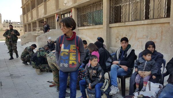 أهالي الدوما، الغوطة الشرقية، المساعدات الإنسانية، حاجز مخيم الوافدين، سوريا - سبوتنيك عربي