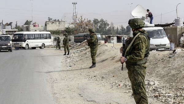أفراد قوات الشرطة الروسية خلال الحراسة بالقرب من مخيم الوافدين في ضواحي دمشق، سوريا 13 مارس/ آذار 2018 - سبوتنيك عربي