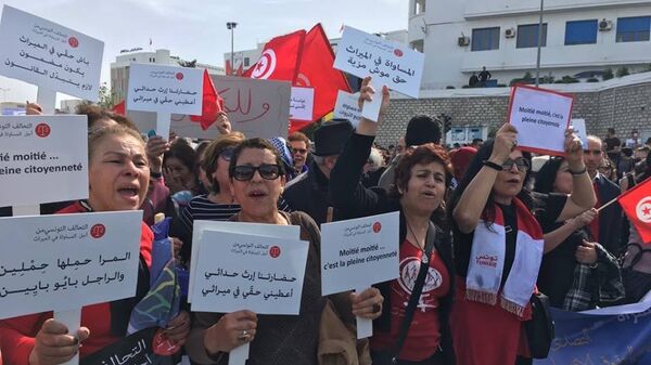 أحلام بلحاج تشارك في مظاهرة نسوية في تونس - سبوتنيك عربي
