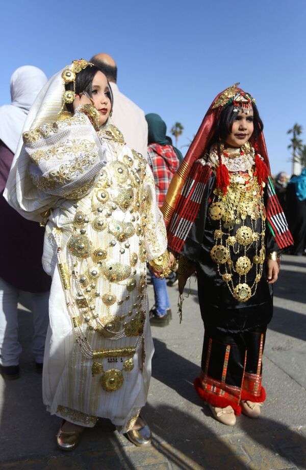 أطفال يشاركون في المهرجان الوطني للزي التقليدي في طرابلس، ليبيا 13 ماري/ آذار 2018 - سبوتنيك عربي