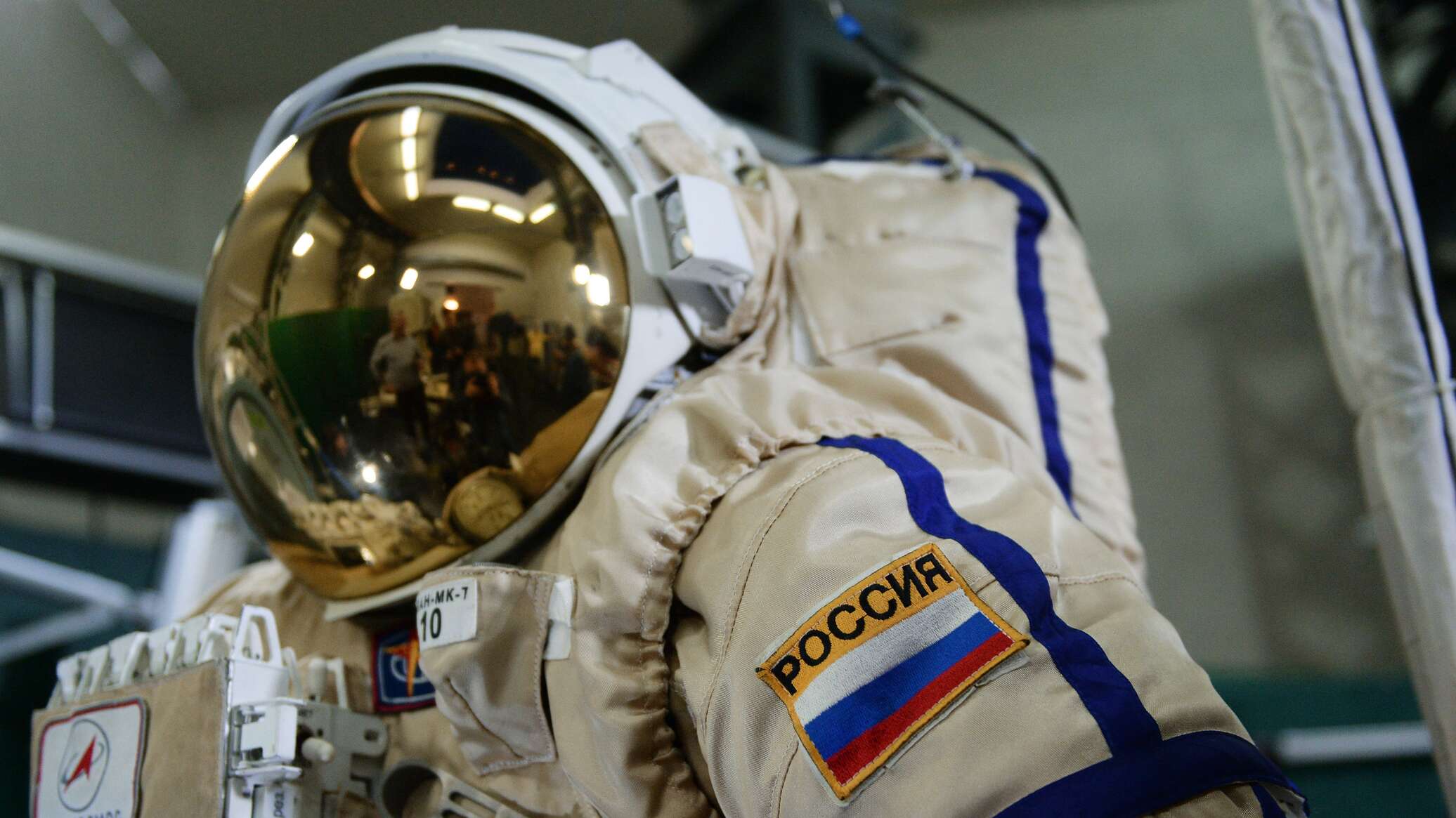 رائدا فضاء روسيان ينفذان مهمة خارج محطة الفضاء الدولية... فيديو