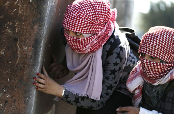 شابات فلسطينيات أثناء الاشتباكات مع القوات الإسرائيلية في بيرزيت بالقرب من رام الله، الضفة الغربية، 12 مارس/ آذار 2018 - سبوتنيك عربي