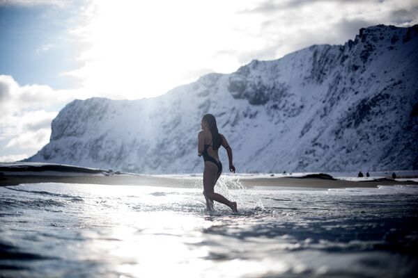 امرأة تغطس في مياه باردة درجة حرارتها 4 مئوية، بينما حرارة الجو 5 تحت الصفر، شمال النرويج 11 مارس/ آذار 2018 - سبوتنيك عربي