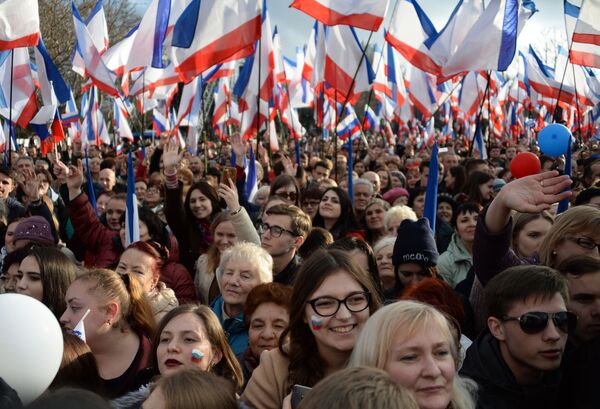المشاركون في مسيرة بمناسبة ذكرى عودة شبه جزيرة القرم إلى روسيا في سيفاستوبول - سبوتنيك عربي