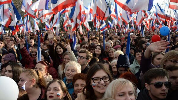 المشاركون في مسيرة بمناسبة ذكرى ضم شبه جزيرة القرم إلى روسيا في سيفاستوبول - سبوتنيك عربي