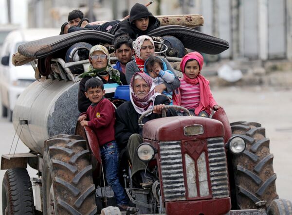 نازحون من قرية خالدية بعد استيلاء قوات الجيش السوري الحر، شرق عفرين، سوريا 10 مارس/ آذار 2018 - سبوتنيك عربي