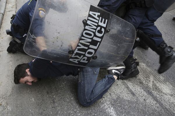 شرطة الشغب تلقي القبض على أحد المتظاهرين في أثينا، اليونان 14 مارس/ آذار 2018 - سبوتنيك عربي