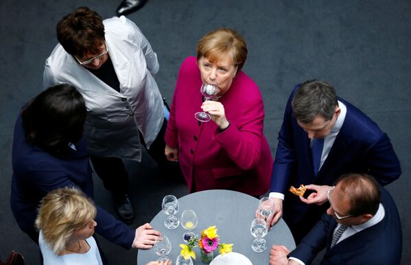 ألمانيا أنجيلا ميركل وزعيم حزب الاتحاد الديموقراطي المسيحي في حفل بعد توقيع اتفاق الائتلاف في برلين، ألمانيا 12 مارس/ آذار 2018 - سبوتنيك عربي