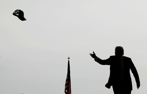 الرئيس الأمريكي دونالد ترامب يقذف بعيدا بقبعنه لدى وصوله لإلقاء خطاب أمام جمهور في مطار القاعدة الجوية مارينز كورس في سان ديغو، كاليفورنيا، الولايت المتحدة 13 مارس/ آذار 2018 - سبوتنيك عربي