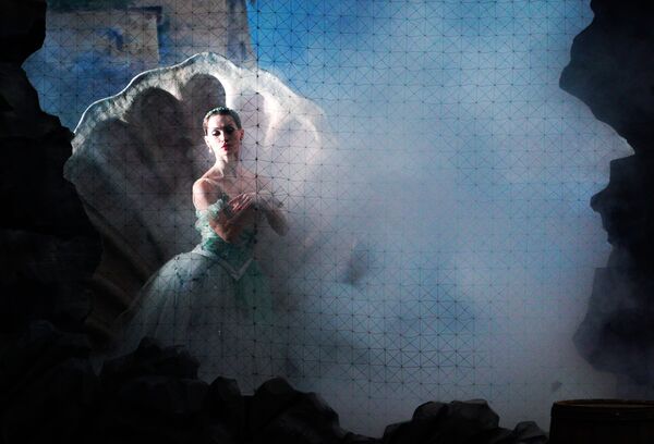 راقصة الباليه ناديجدا إيفانوفا تلعب دور ناديا  في مسرحية ناديا والصياد في إطار مهرجان القناع الذهبي في المسرح البولشوي (الكبير) في موسكو - سبوتنيك عربي