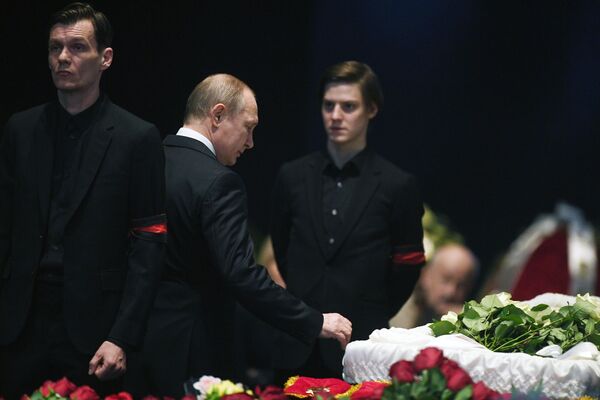 الرئيس فلاديمير بوتين خلال مراسم جنازة الفنان السوفيتي والروسي الكبير أوليغ توباكوف في مبنى المسرح إم خا تي (باسم أنطون تشيخوف في شارع كاميرغيرسكي، موسكو، روسيا - سبوتنيك عربي
