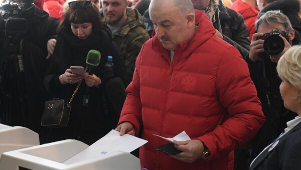 مدرب المنتخب الروسي يدلي بصوته في الانتخابات الرئاسية للبلاد - سبوتنيك عربي