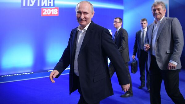 فلاديمير بوتين خلال زيارته إلى مقر حملته الانتخابية، 19 مارس/آذار 2018 - سبوتنيك عربي