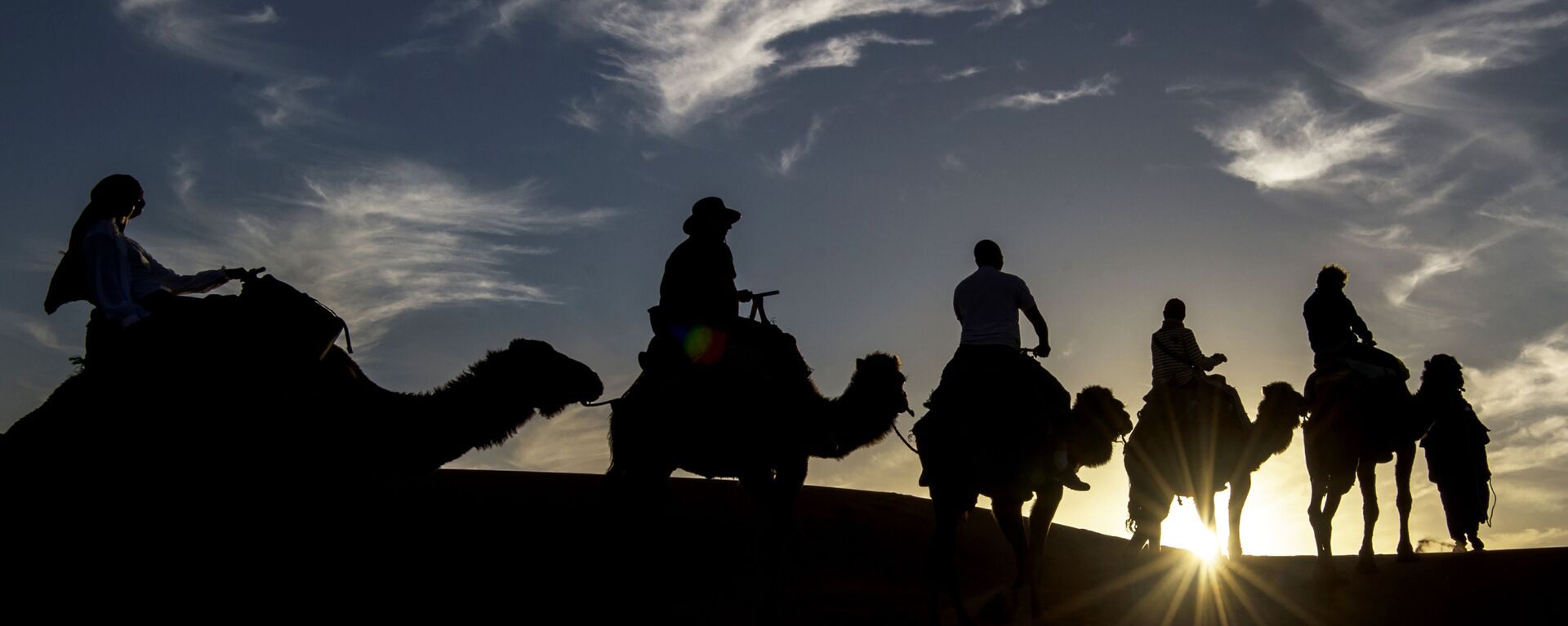 المشاركون في سباق الفروسية Gallops of Morocco في صحراء مرزوقة في جنوب الصحراء المغربية في 2 مارس/ آذار 2018 - سبوتنيك عربي, 1920, 02.02.2022
