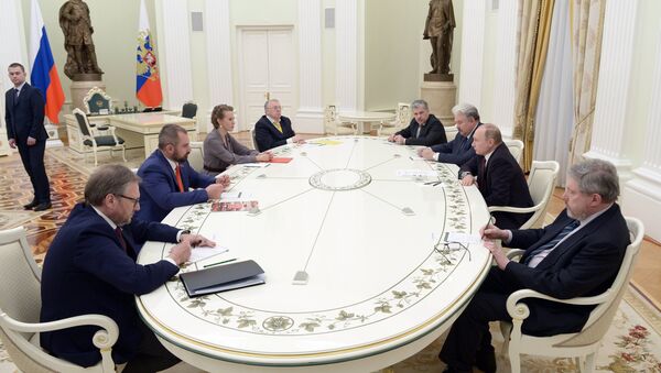 بوتين خلال لقائه بالمرشحين الآخرين لمنصب الرئيس الروسي - سبوتنيك عربي