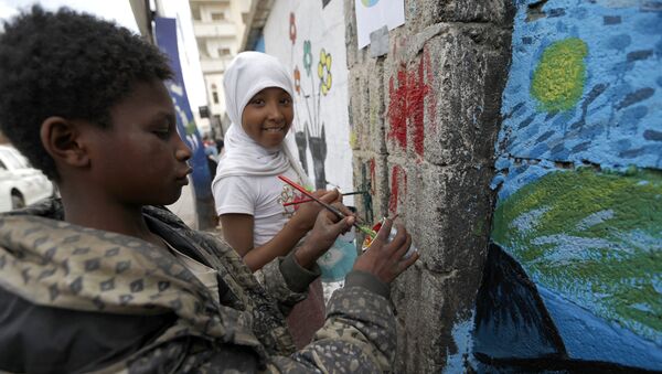 أطفال يمنيون يرسمون لوحة غرافيتي على الجدران لدعم السلام، في إطار حملة يوم مفتوح للفن في العصامة صنعاء، اليمن 15 مارس/ آذار 2018 - سبوتنيك عربي