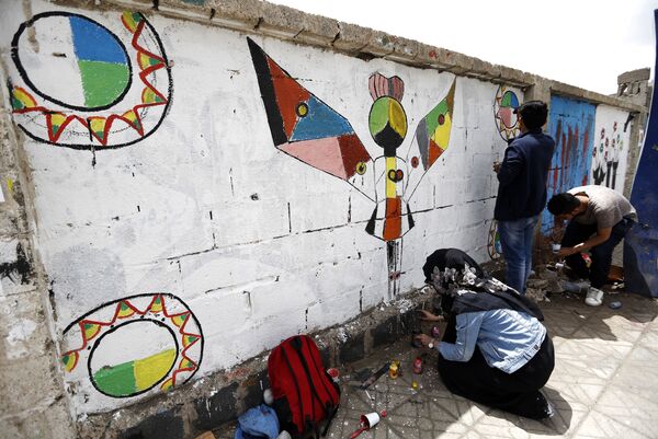 فنانون يمنيون يرسمون لوحة غرافيتي على الجدران لدعم السلام، في إطار حملة يوم مفتوح للفن في العصامة صنعاء، اليمن 15 مارس/ آذار 2018 - سبوتنيك عربي