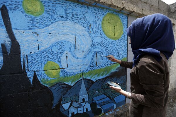فنانة يمنية ترسم لوحة غرافيتي على الجدران لدعم السلام، في إطار حملة يوم مفتوح للفن في العصامة صنعاء، اليمن 15 مارس/ آذار 2018 - سبوتنيك عربي
