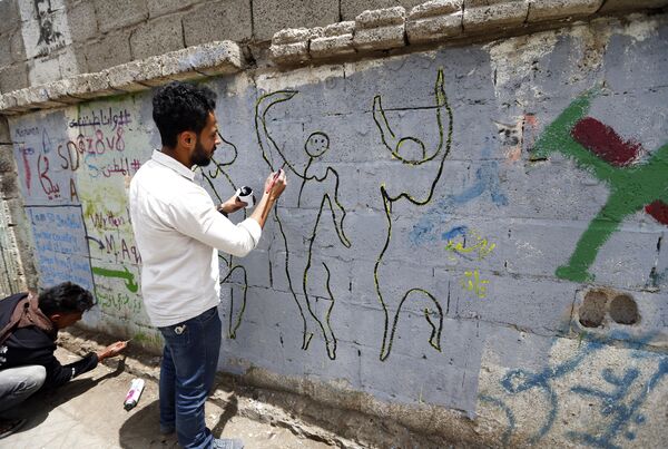 فنان يمني يرسم لوحة غرافيتي على الجدران لدعم السلام، في إطار حملة يوم مفتوح للفن في العصامة صنعاء، اليمن 15 مارس/ آذار 2018 - سبوتنيك عربي