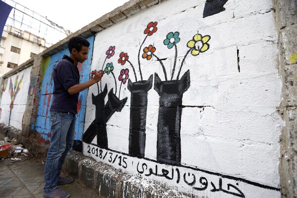 فنان يمني يرسم لوحة غرافيتي على الجدران لدعم السلام، في إطار حملة يوم مفتوح للفن في العصامة صنعاء، اليمن 15 مارس/ آذار 2018 - سبوتنيك عربي