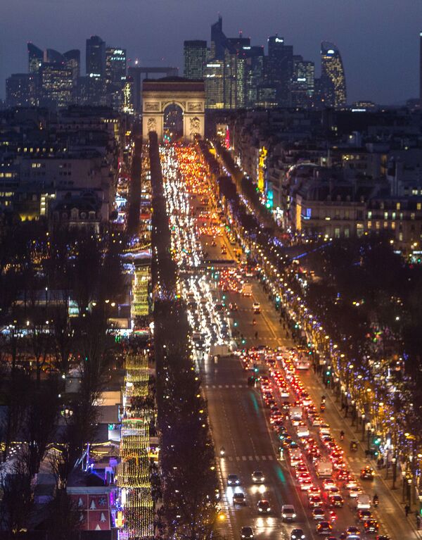مشهد ليلي لقوس النصر والشانزليزيه ومجمع تجاري لا ديفونس في باريس، فرنسا - سبوتنيك عربي