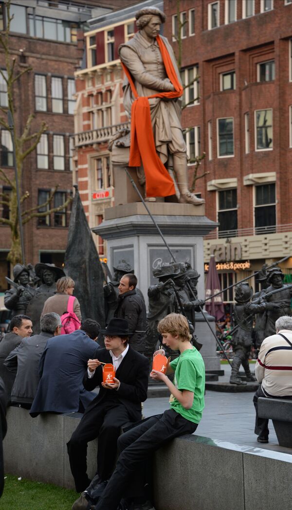 تمثال للفنان الشهير رامبرانت (القرن الـ 19) في أمستردام، هولندا - سبوتنيك عربي