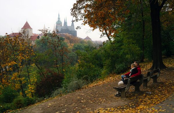 مشهد يطل على كتدرائية القديس فيتوس من الحديقة الملكية بالقرب من قلعة براغ في العاصمة التشيكية براغ - سبوتنيك عربي