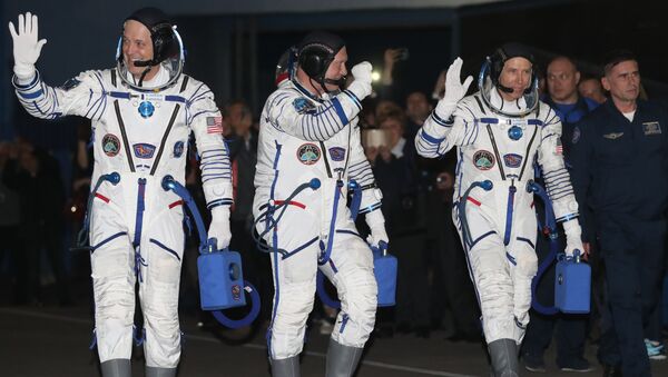رائد فضاء روسكوسموس الروسي أوليغ أرتيوموف ورائدا فضاء لوكالة ناسا ريتشارد أرنولد وأندريو فويستل - سبوتنيك عربي