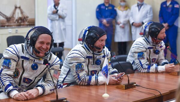 رائد فضاء روسكوسموس الروسي أوليغ أرتيوموف ورائدا فضاء لوكالة ناسا ريتشارد أرنولد وأندريو فويستل - سبوتنيك عربي