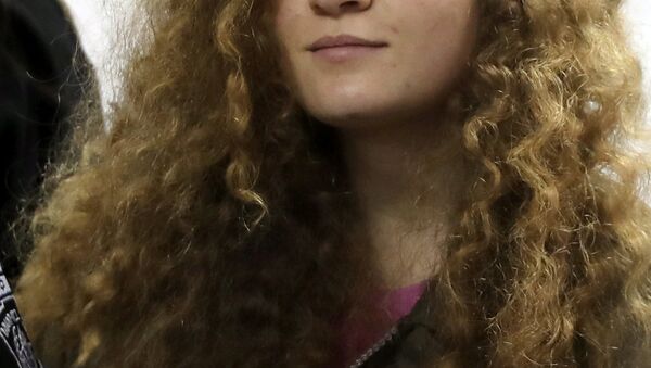 الشابة الفلسطينية عهد التميمي تصل إلى المحكمة الإسرائيلية لمحاكمتها في بيتونيا، الضفة الغربية، 13 فبراير/ شباط 2018 - سبوتنيك عربي