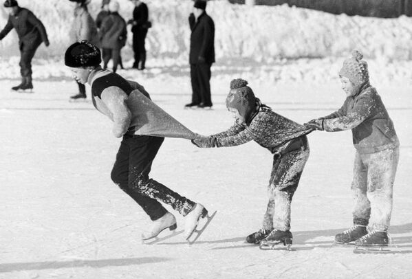 صبيان يتزلجون على الجليد، عام 1976 - سبوتنيك عربي