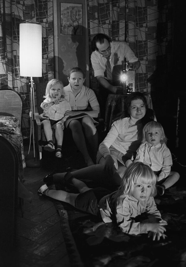 مشاهدة الأفلام في أمسية عائلية، عام 1974 - سبوتنيك عربي