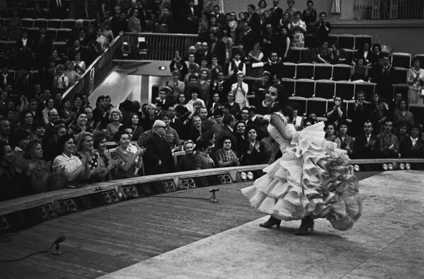 الراقصة الإسبانية ماريا روسا أثناء أدائها في موسكو، عام 1967 - سبوتنيك عربي