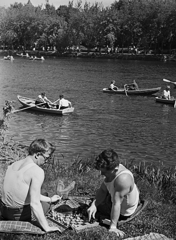 العطلة الصيفية في الحديقة العامة باسم ديرجينسكي في منطقة أوستانكينو بموكسو، عام 1961 - سبوتنيك عربي