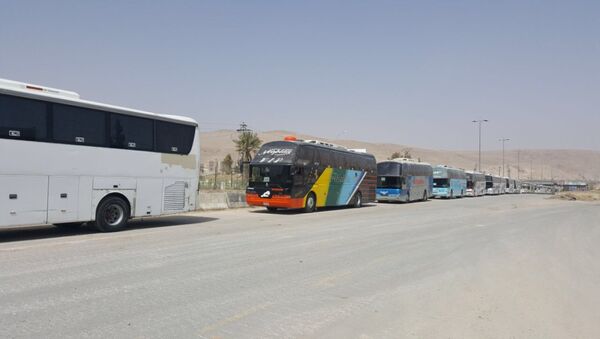 خروج حافلات تقل مسلحين من حرستا في الغوطة إلى إدلب، سوريا 22 مارس/ آذار 2018 - سبوتنيك عربي