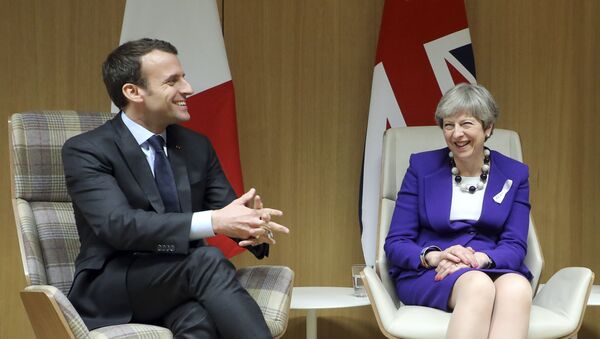 رئيسة الوزراء البريطانية تيريزا ماي مع الرئيس الفرنسي إيمانويل ماكرون - سبوتنيك عربي