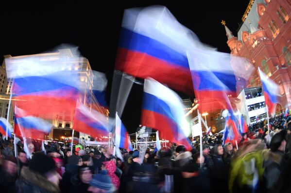 مسيرة الاحتفال بالذكرى الرابعة لضم شبه جزيرة الرقم إلى روسيا في موسكو - سبوتنيك عربي