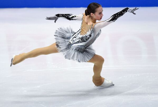 الروسية ألينا زاغيتوفا أثناء الأداء على الجليد في إطار بطولة العالم للتزلج الفني على الجليد في ميلانو، إيطاليا - سبوتنيك عربي