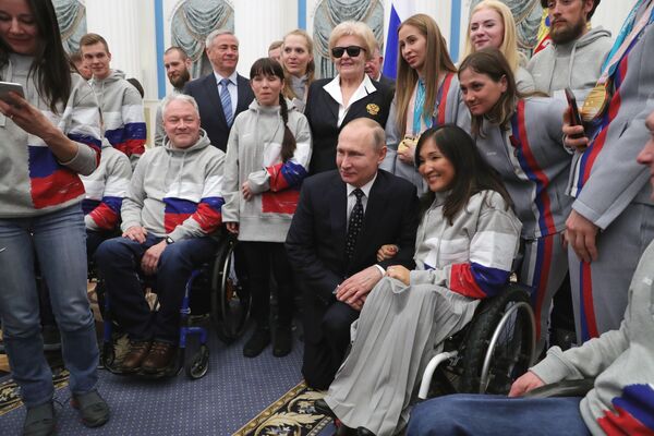 الرئيس فلاديمير بوتين يلتقي بالرياضيين االروس الحائزين على الأماكن الثلاثة الأولى، والعائدين من دروة الألعاب البارالمبية الشتوية في كوريا الجنوبية، في الكرملين بموسكو، 20 مارس/ آذار 2018 - سبوتنيك عربي