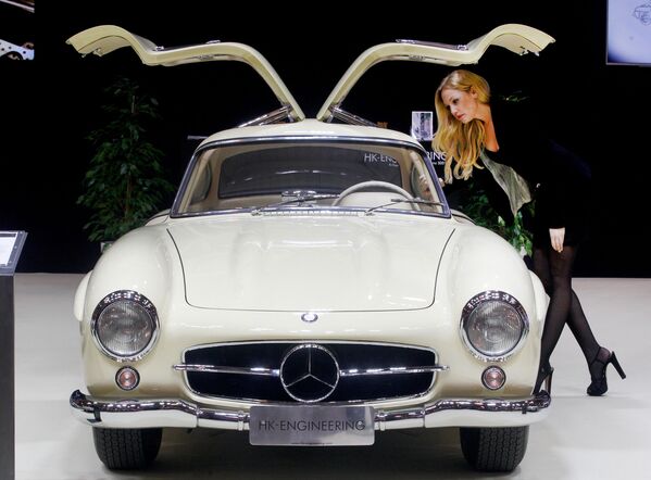 مضيفة تقف بجوار سيارة مرسيدس-بنز Mercedes-Benz 300 SL Coupe موديل عام 1956، خلال معرض السيارات الكلاسيكية في إسين، ألمانيا الغربية 21 مارس/ آذار 2018 - سبوتنيك عربي